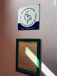 Grüner Gockel Königshofen - Plakette und Urkunde